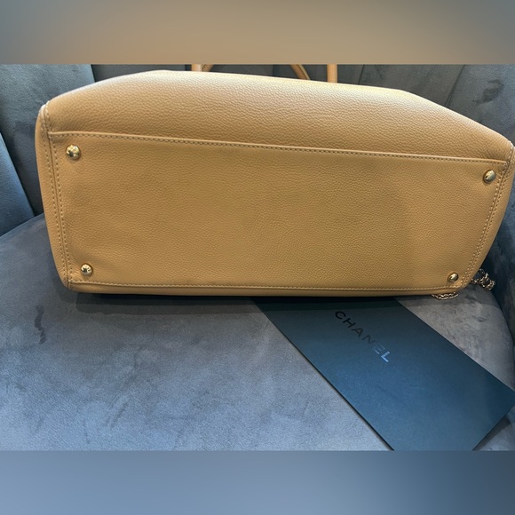 CHANEL 24k Gold Executive Tote Bag Beige - Picture 6 of 17